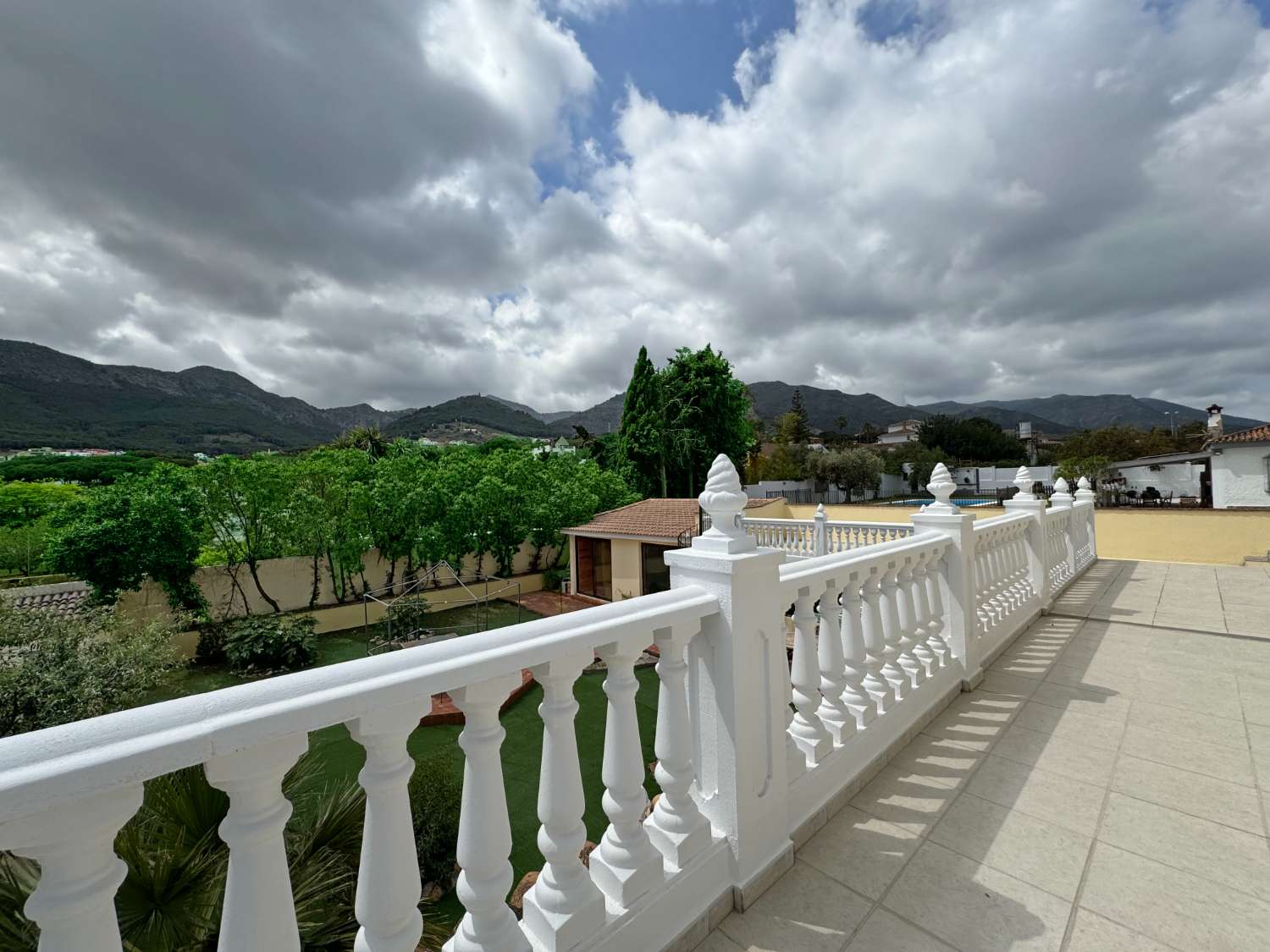 Gran Villa en parcela de 2500m2 con licencia turística en zona baja de Pinos de Alhaurín.
