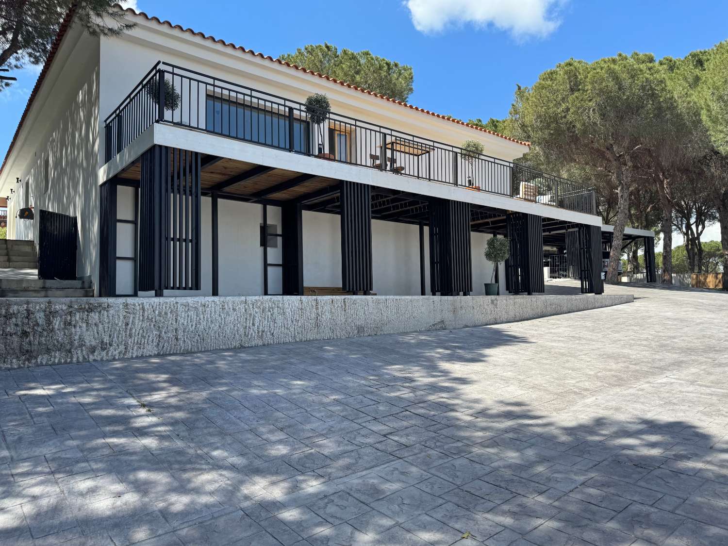 Newly renovated single-story villa with heated pool and excellent views