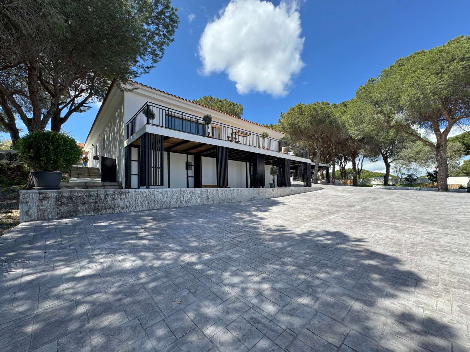 Newly renovated single-story villa with heated pool and excellent views