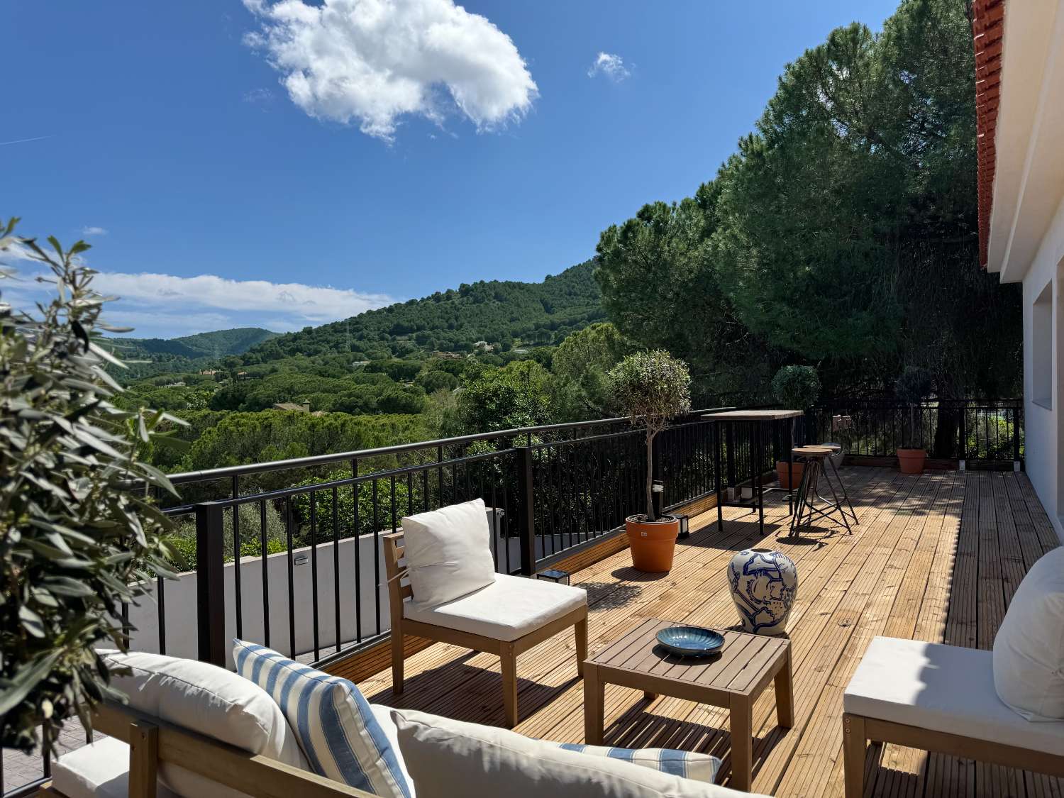 Newly renovated single-story villa with heated pool and excellent views