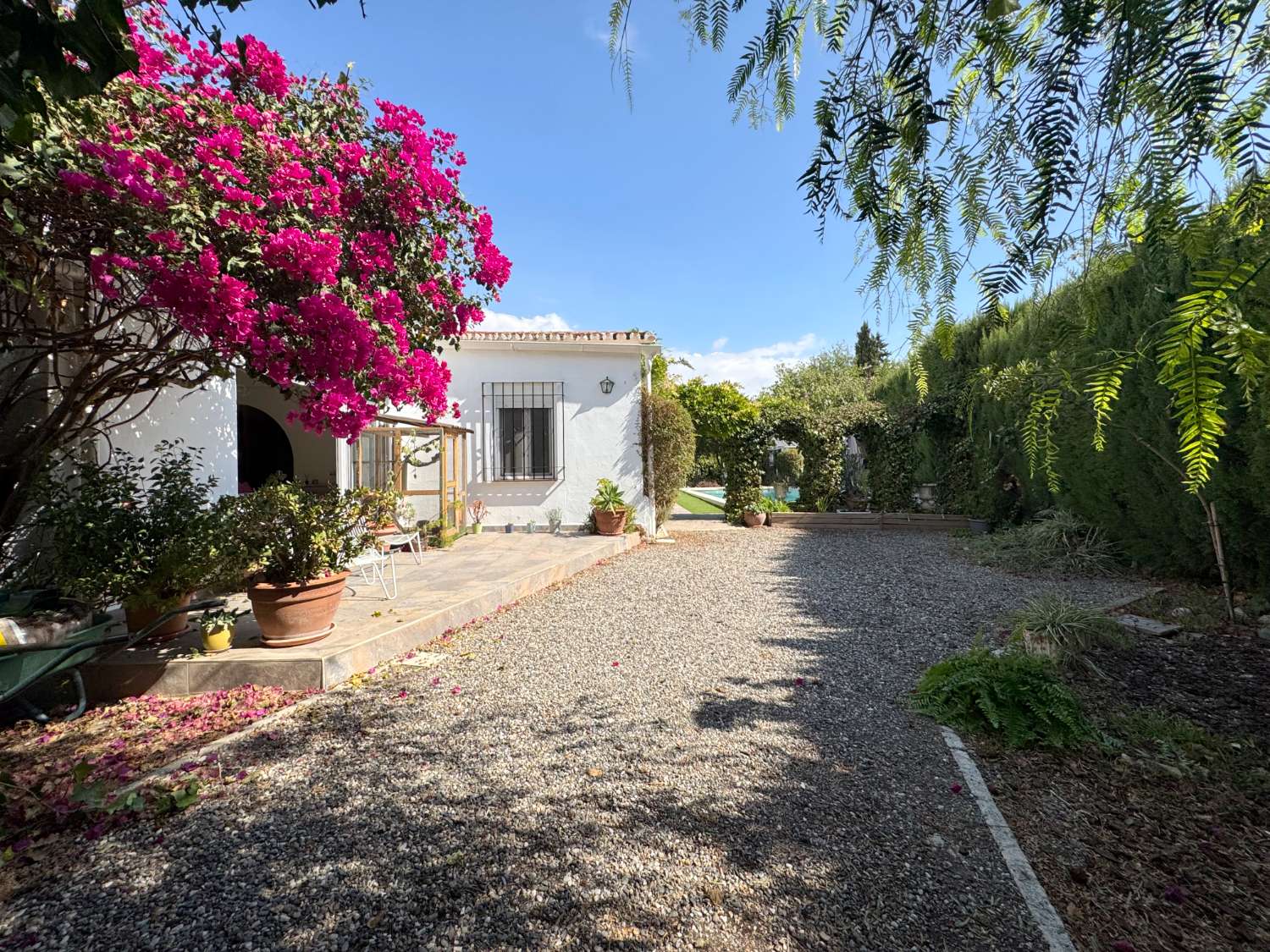 Chalet independiente en una sola planta, renovado y con piscina