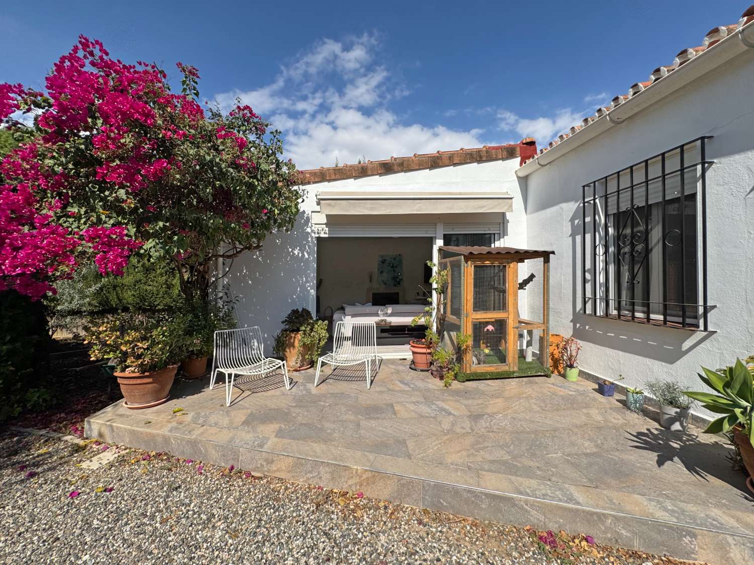 Chalet independiente en una sola planta, renovado y con piscina