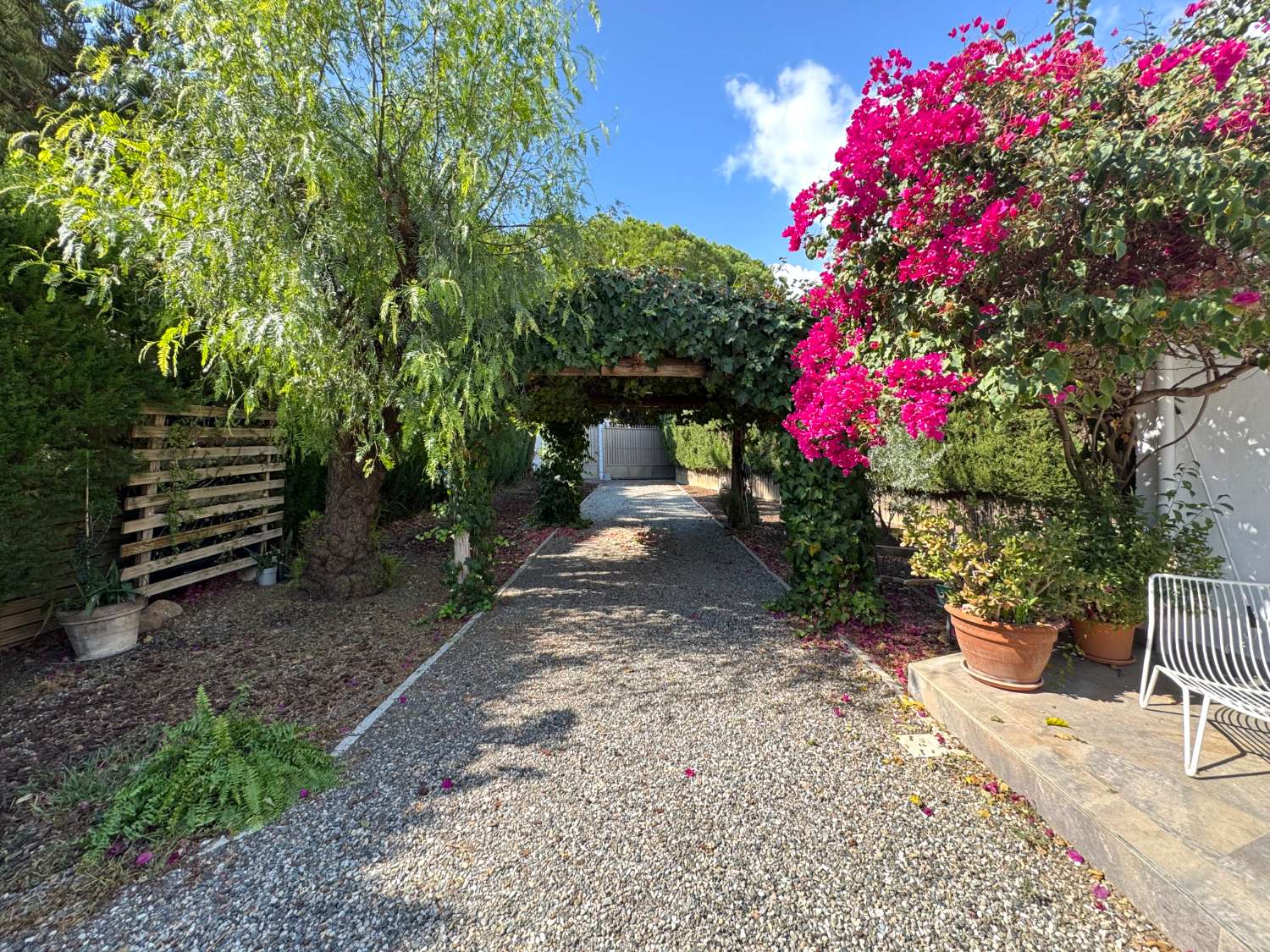 Chalet independiente en una sola planta, renovado y con piscina
