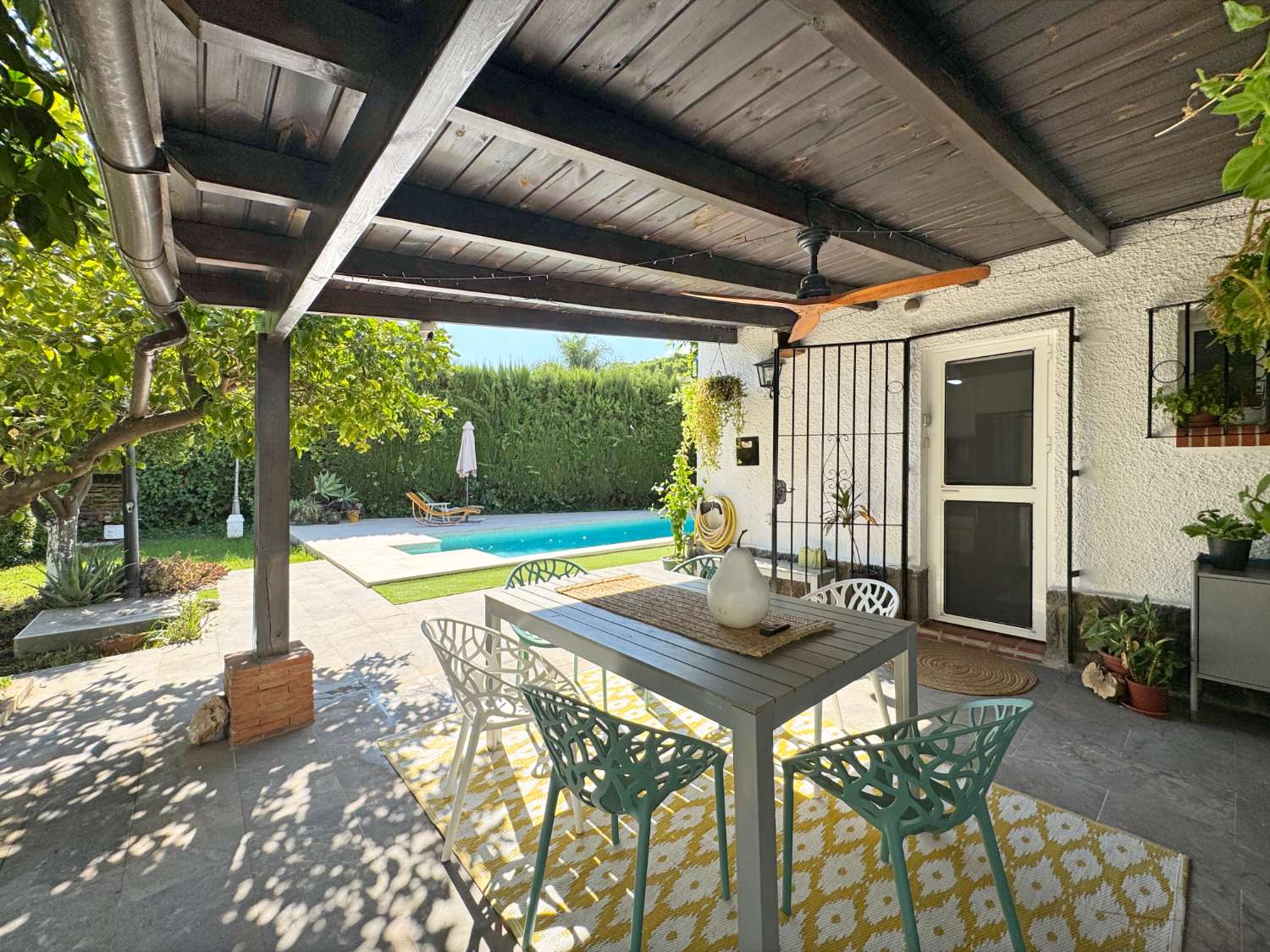 Chalet independiente en una sola planta, renovado y con piscina