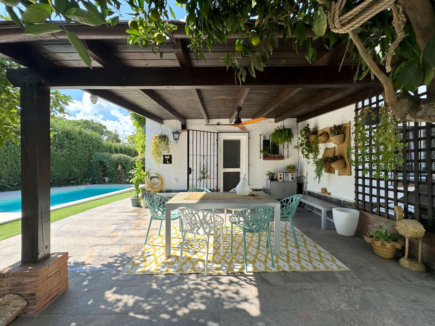 Chalet independiente en una sola planta, renovado y con piscina