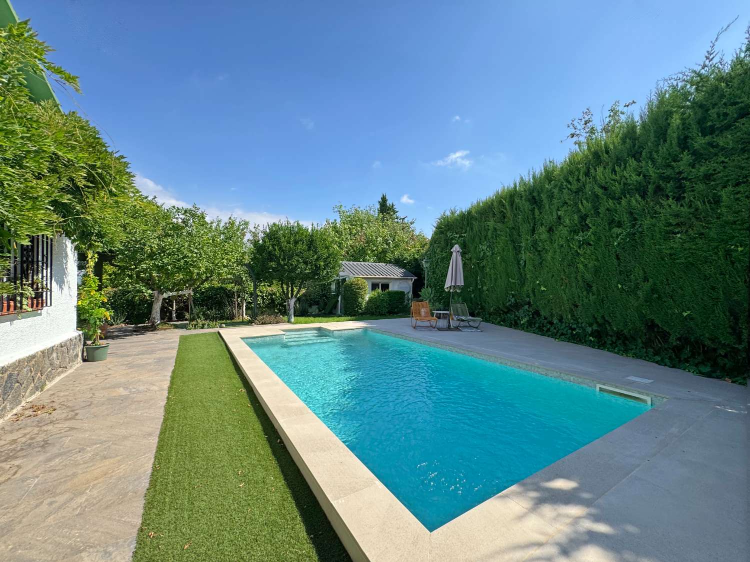 Chalet independiente en una sola planta, renovado y con piscina