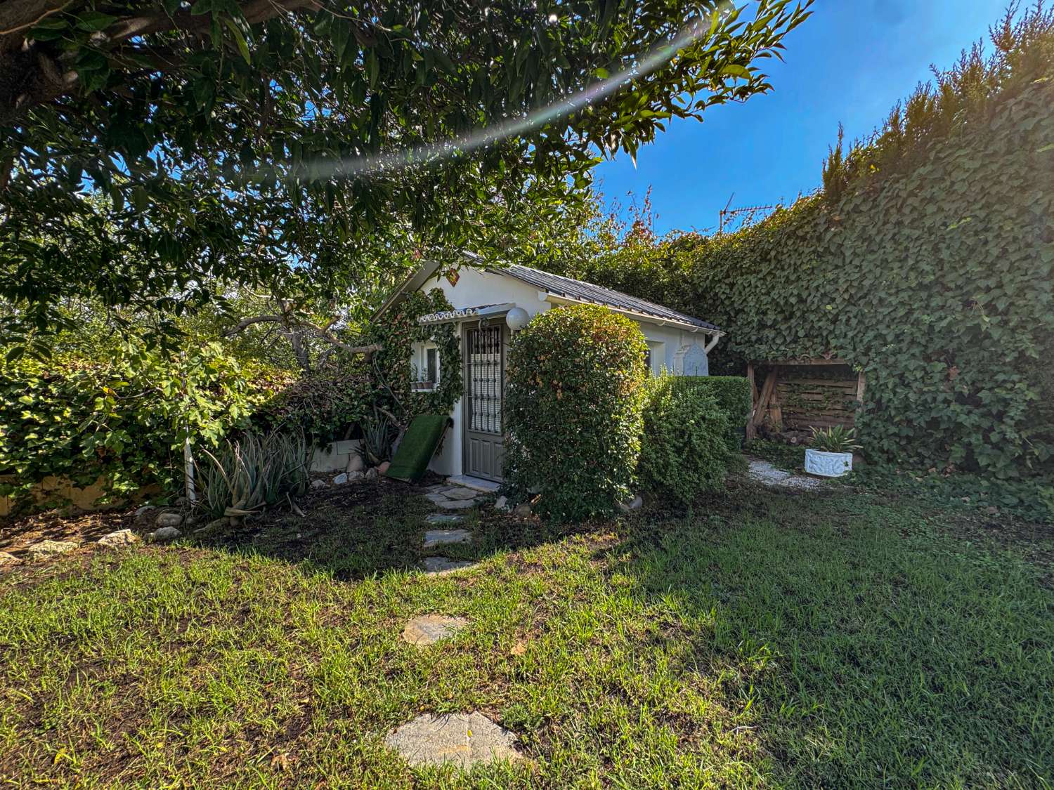 Chalet independiente en una sola planta, renovado y con piscina