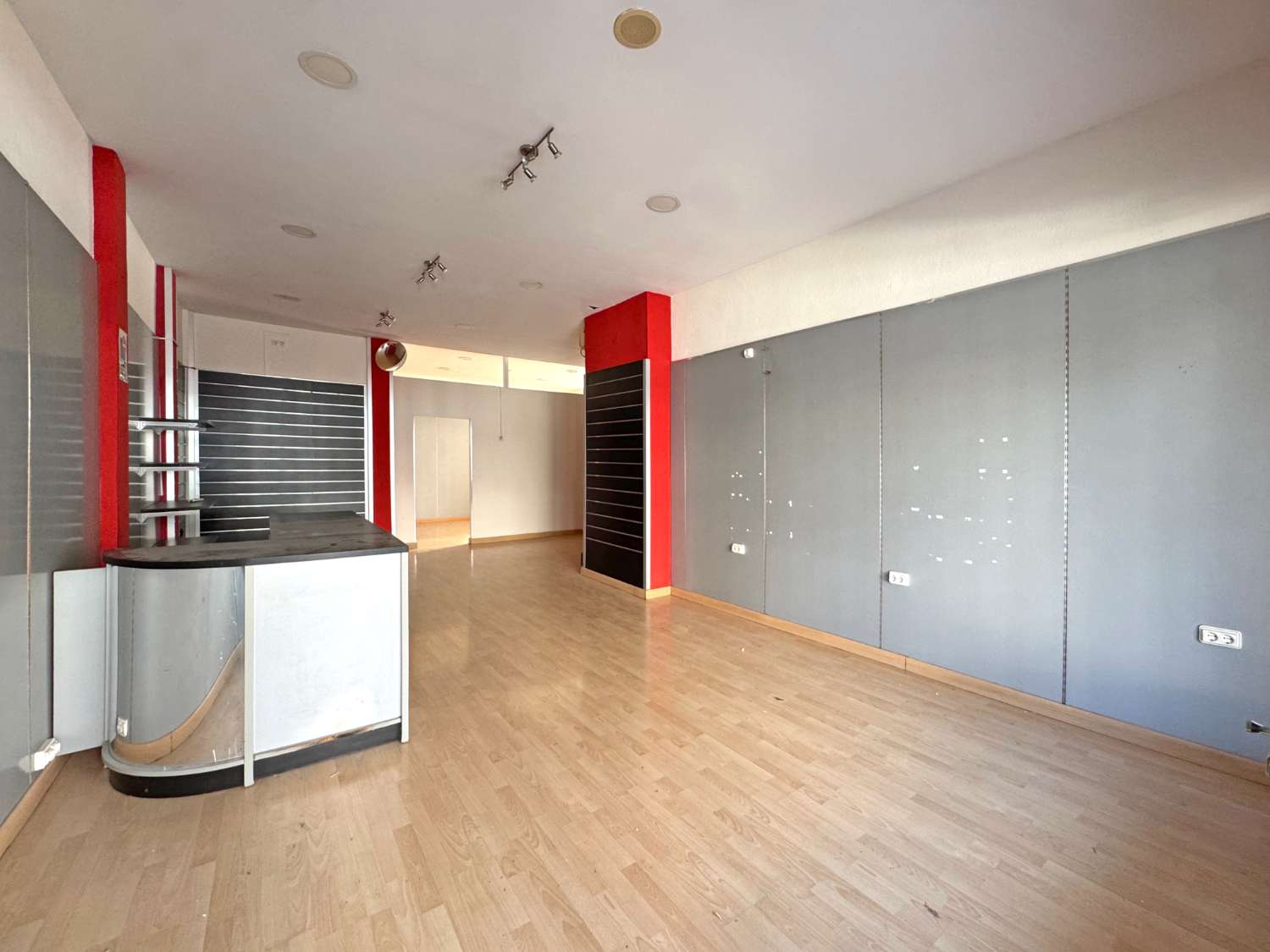 Local a pie de calle comercial en impecable estado