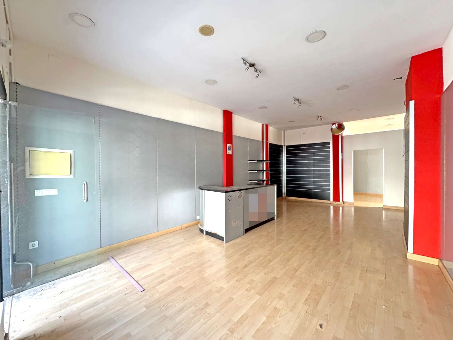 Local a pie de calle comercial en impecable estado