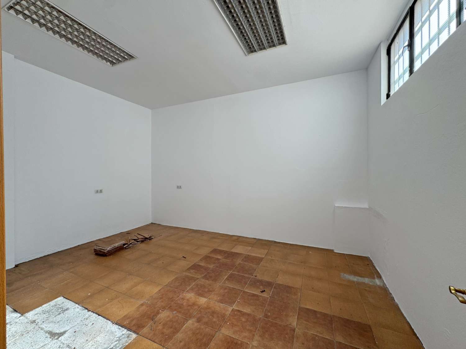 Local a pie de calle comercial en impecable estado