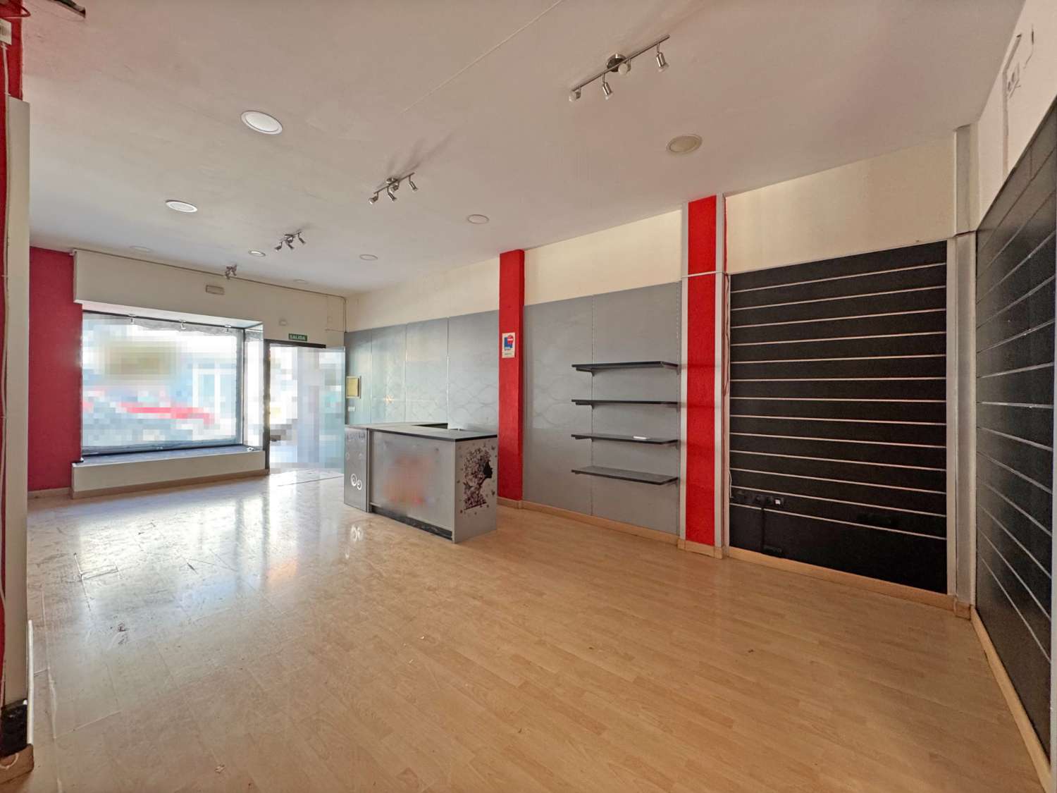 Local a pie de calle comercial en impecable estado