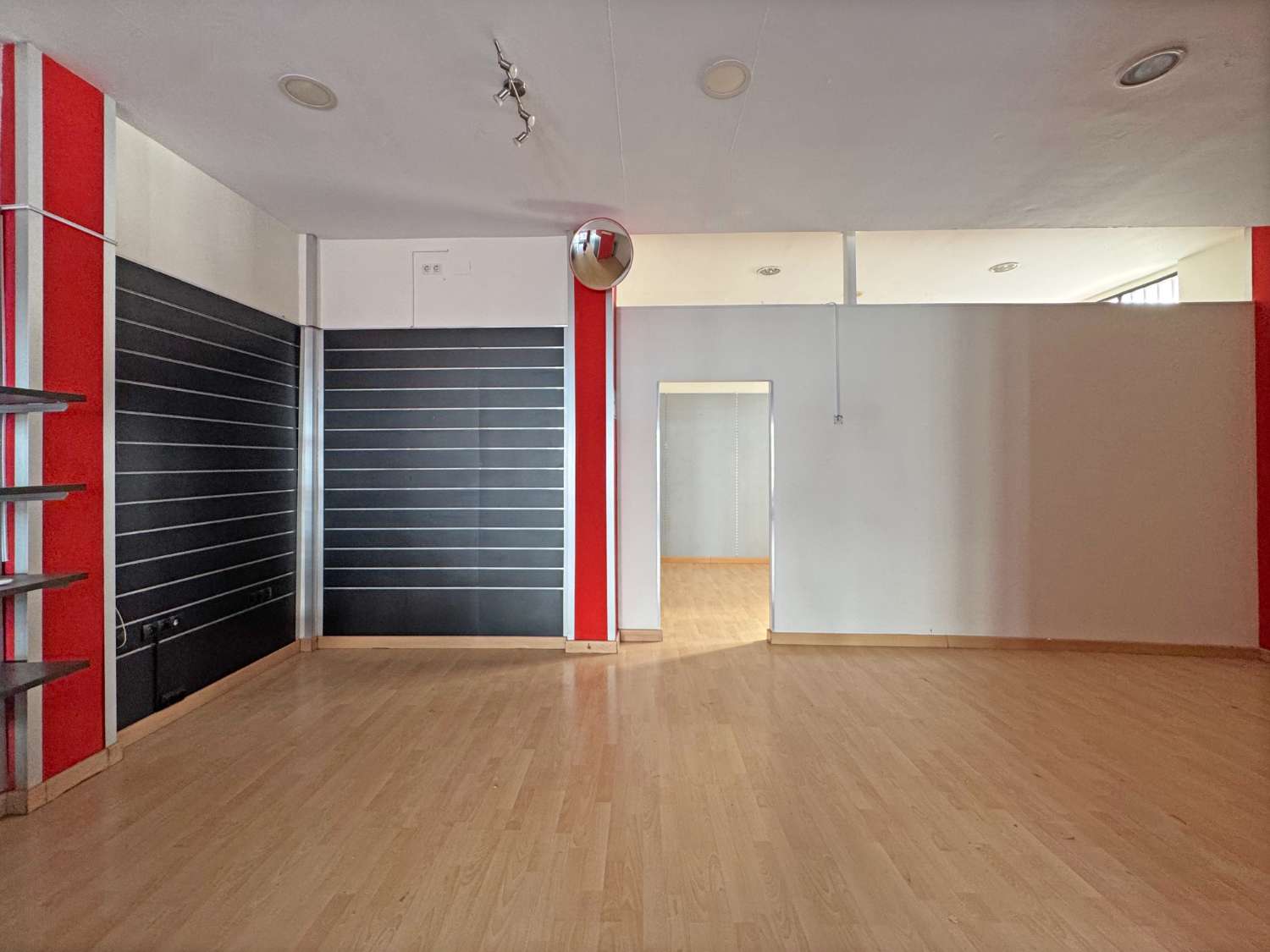 Local a pie de calle comercial en impecable estado