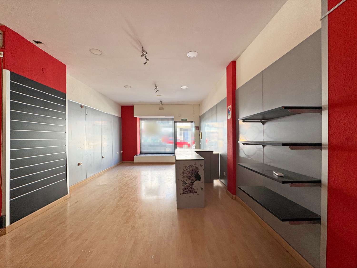 Local a pie de calle comercial en impecable estado