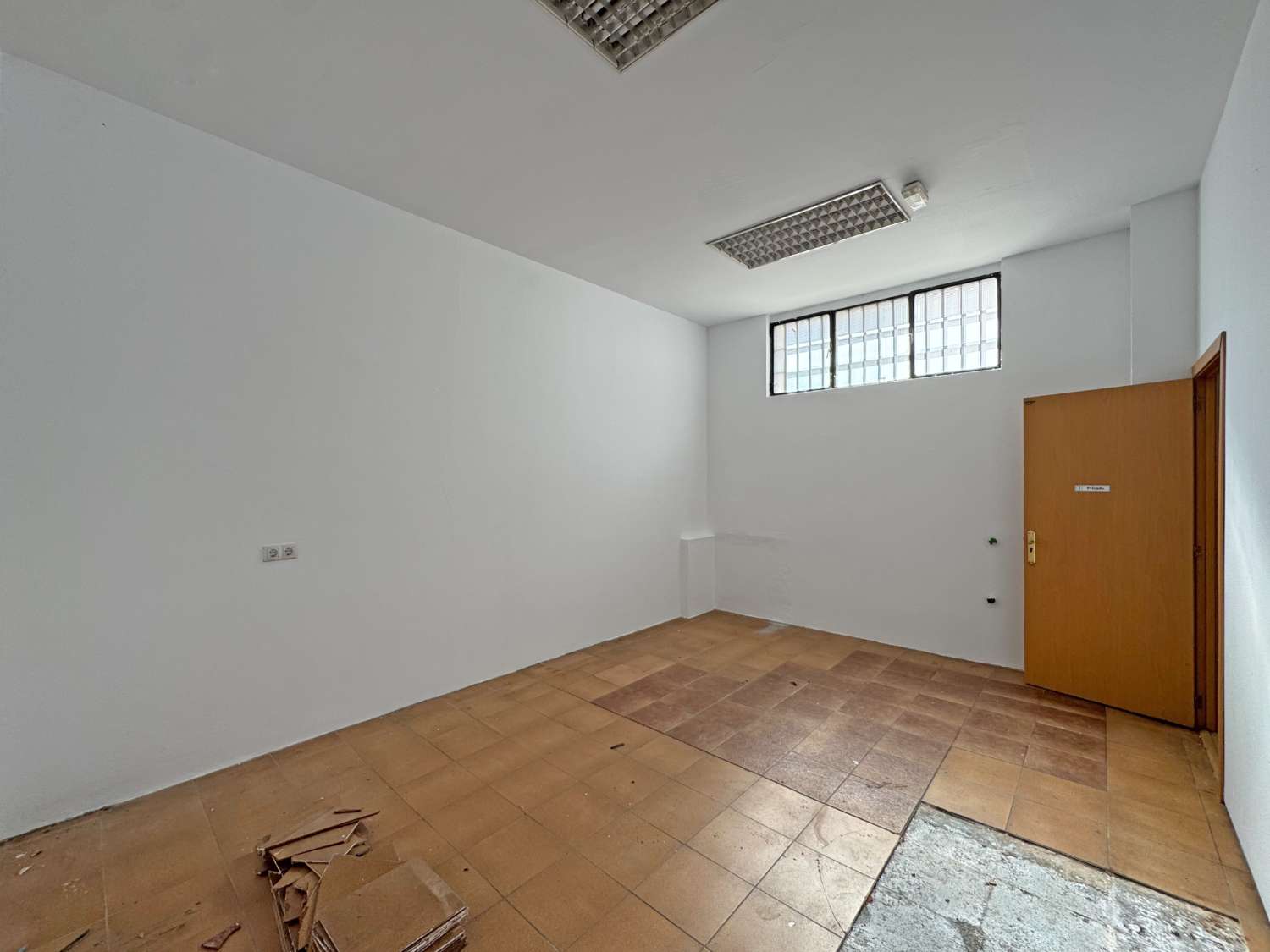 Local a pie de calle comercial en impecable estado