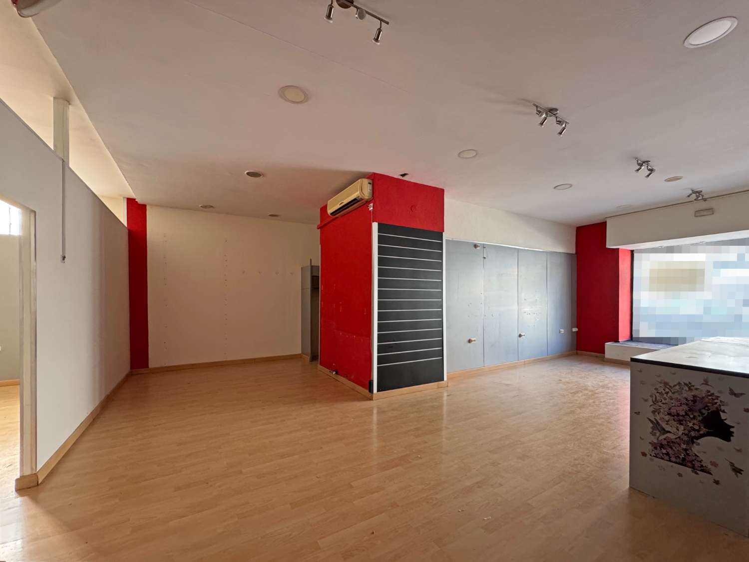 Local a pie de calle comercial en impecable estado