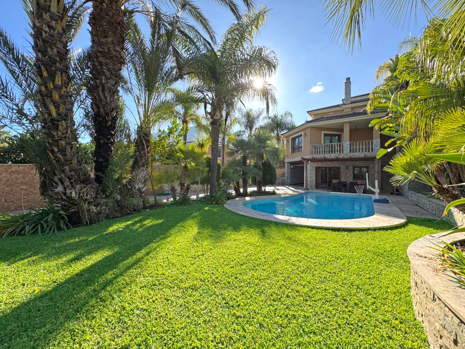 Villa de excelentes calidades en inmejorable ubicación. Calidad y confort en Alhaurín de la Torre