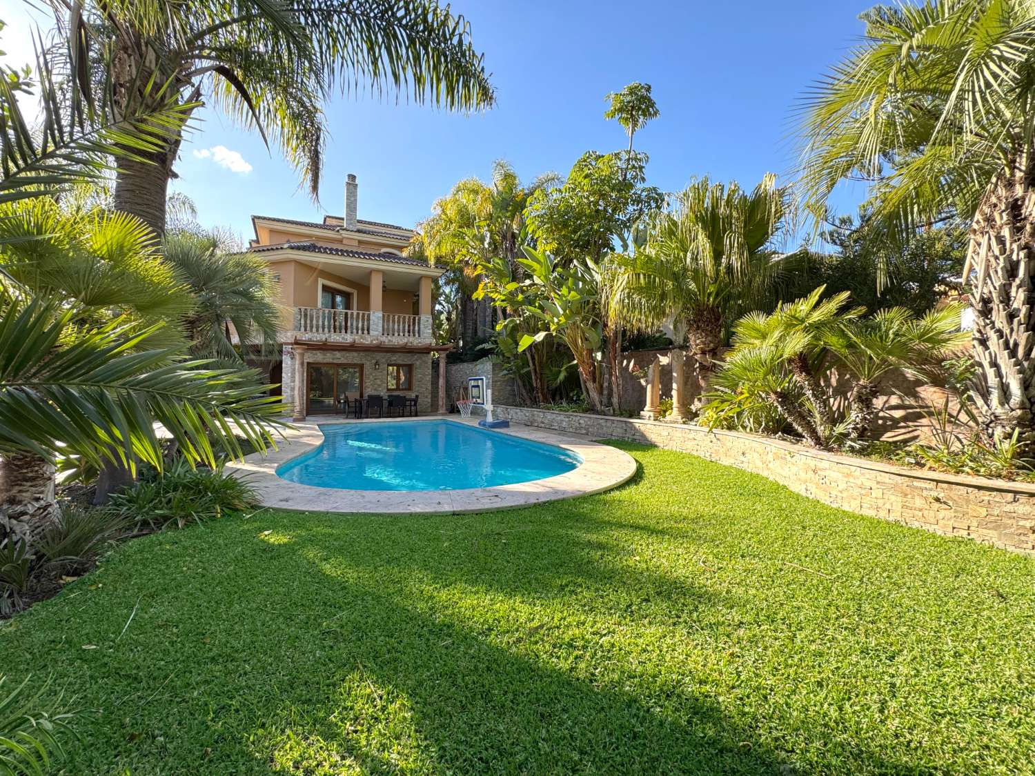 Villa de excelentes calidades en inmejorable ubicación. Calidad y confort en Alhaurín de la Torre