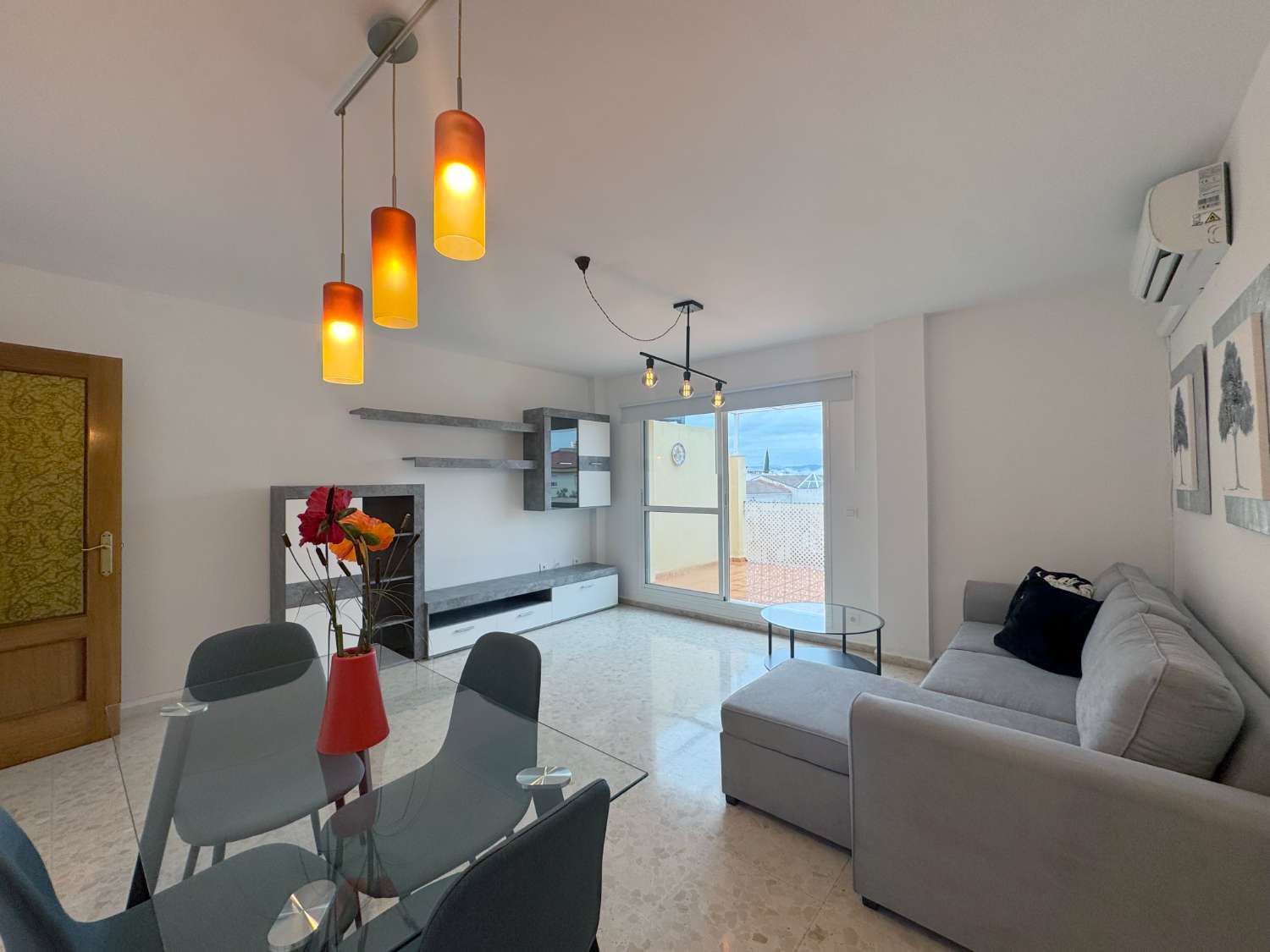 SE ALQUILA FANTÁSTICO ÁTICO EN ZONA CÉNTRICA