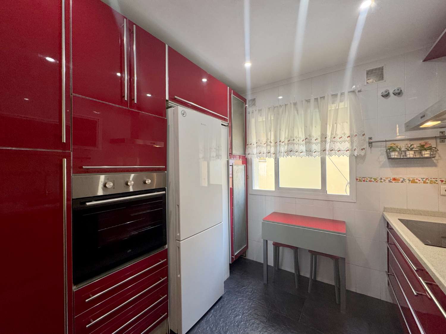 SE ALQUILA FANTÁSTICO ÁTICO EN ZONA CÉNTRICA