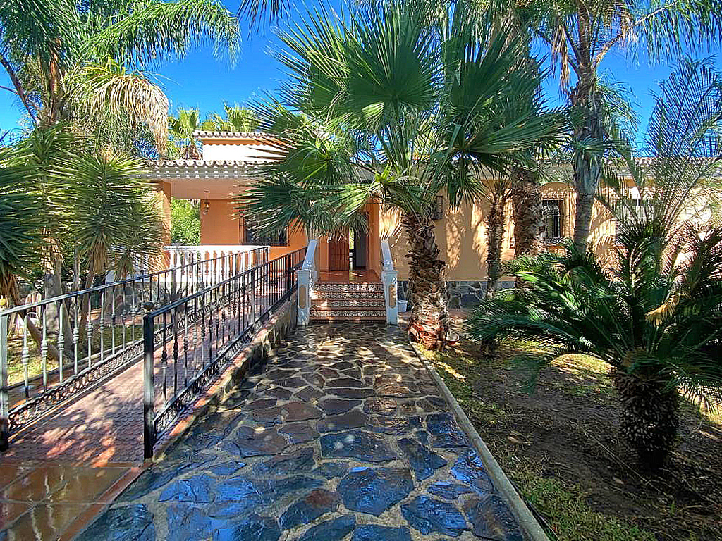 Villa en una sola planta con 3 dormitorios más apartamento de invitados. Mantenimiento del jardín y piscina incluido en el precio
