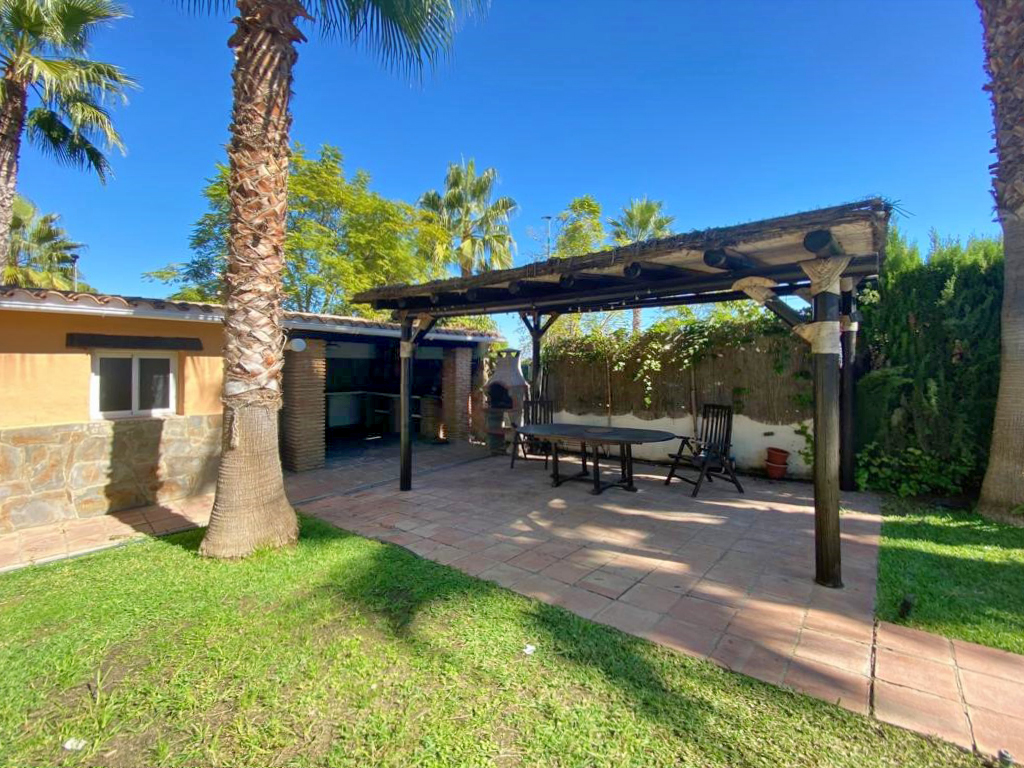 Villa en una sola planta con 3 dormitorios más apartamento de invitados. Mantenimiento del jardín y piscina incluido en el precio