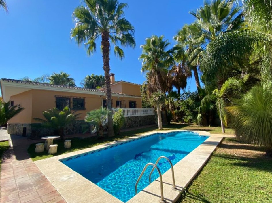 Villa en una sola planta con 3 dormitorios más apartamento de invitados. Mantenimiento del jardín y piscina incluido en el precio