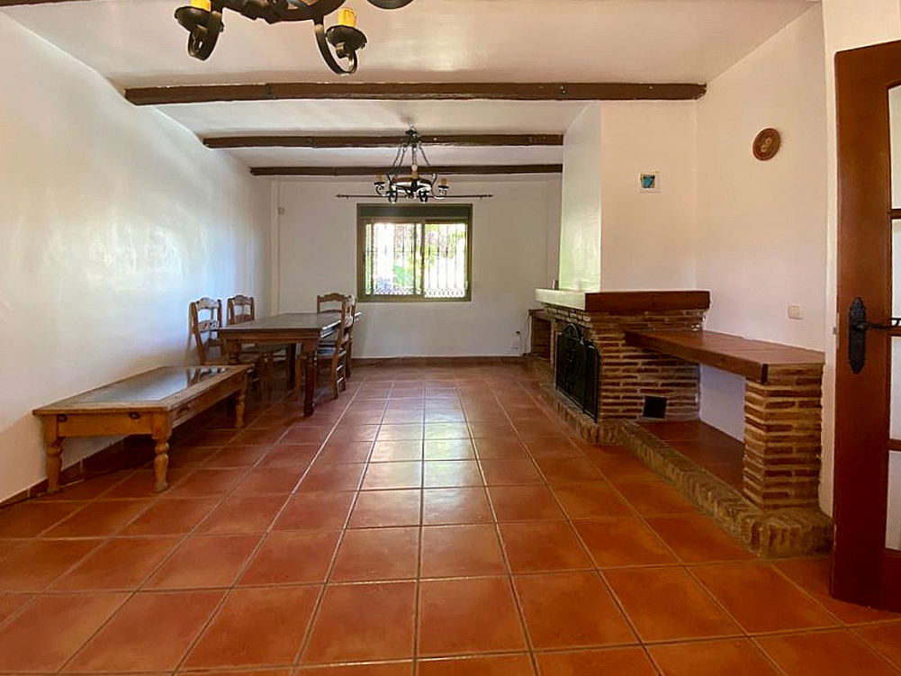 Villa en una sola planta con 3 dormitorios más apartamento de invitados. Mantenimiento del jardín y piscina incluido en el precio