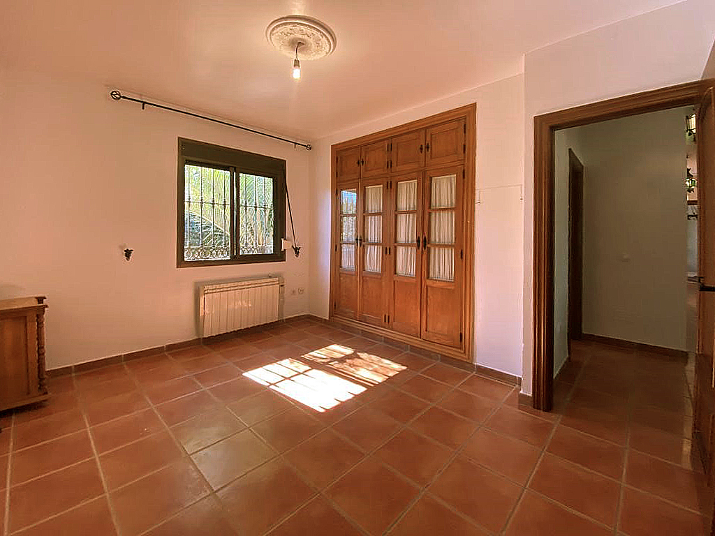 Villa en una sola planta con 3 dormitorios más apartamento de invitados. Mantenimiento del jardín y piscina incluido en el precio