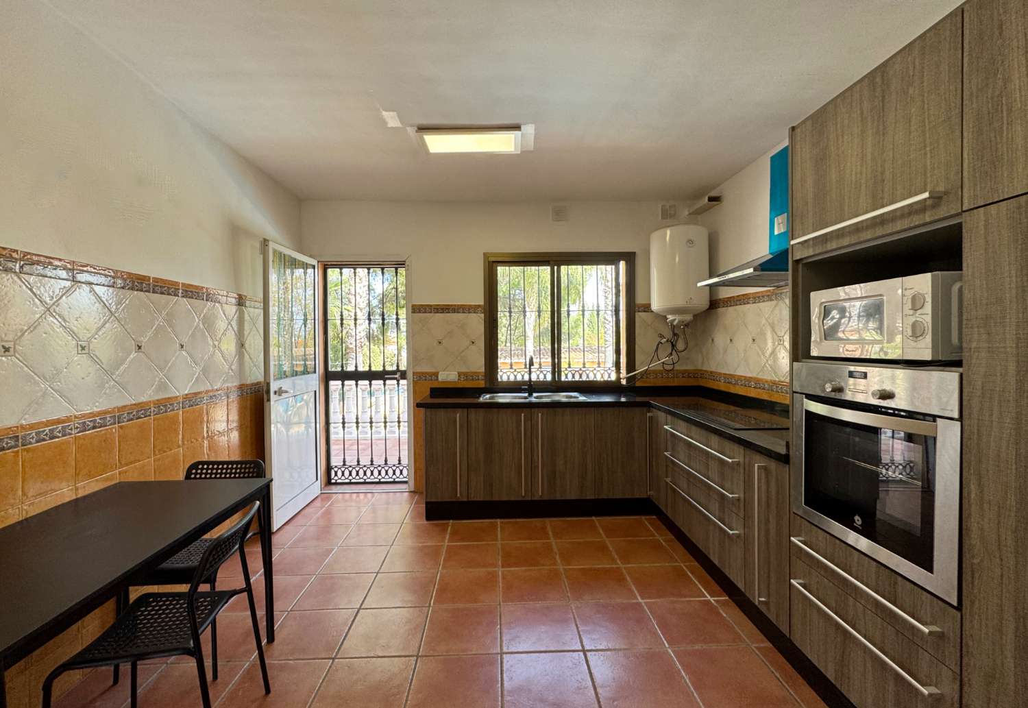 Villa en una sola planta con 3 dormitorios más apartamento de invitados. Mantenimiento del jardín y piscina incluido en el precio