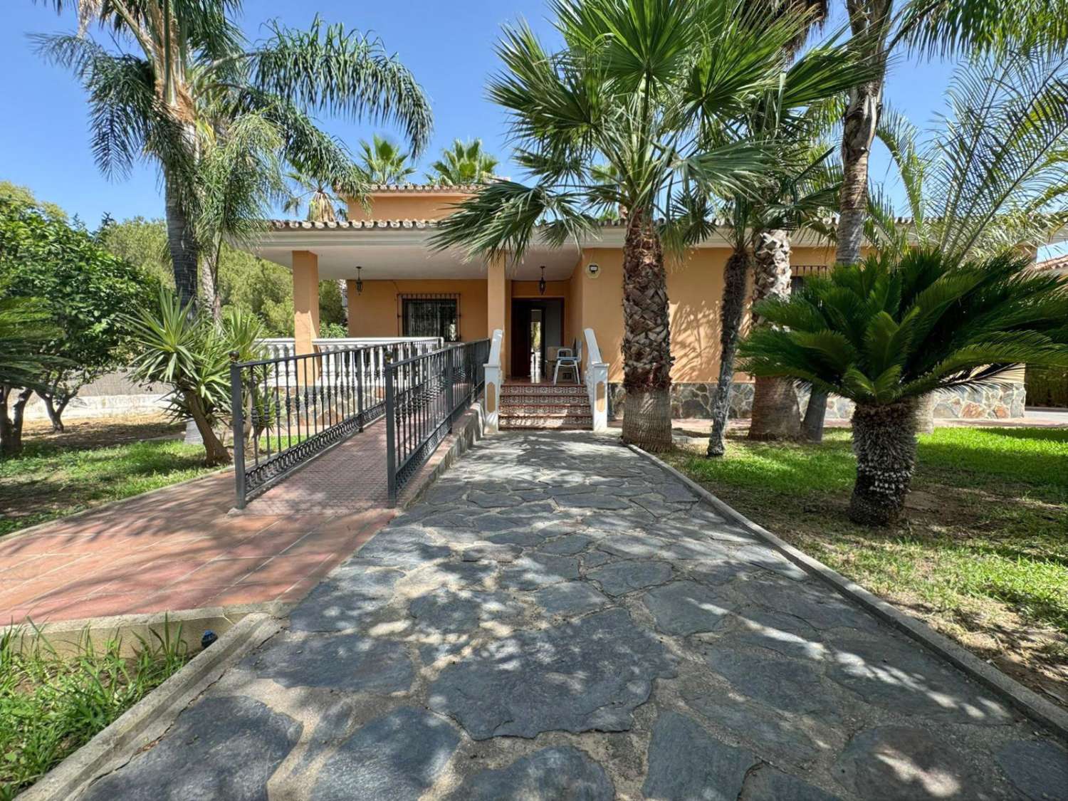 Villa en una sola planta con 3 dormitorios más apartamento de invitados. Mantenimiento del jardín y piscina incluido en el precio