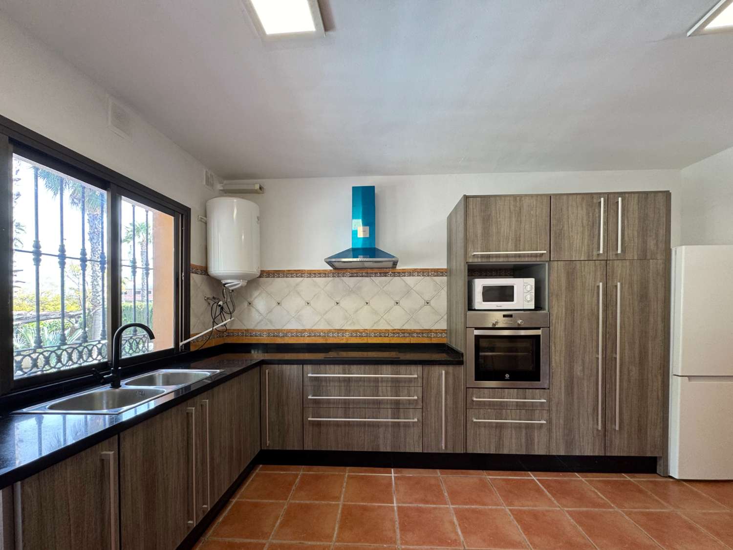 Villa en una sola planta con 3 dormitorios más apartamento de invitados. Mantenimiento del jardín y piscina incluido en el precio