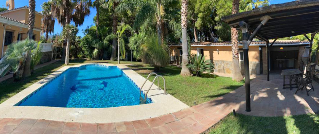 Villa en una sola planta con 3 dormitorios más apartamento de invitados. Mantenimiento del jardín y piscina incluido en el precio