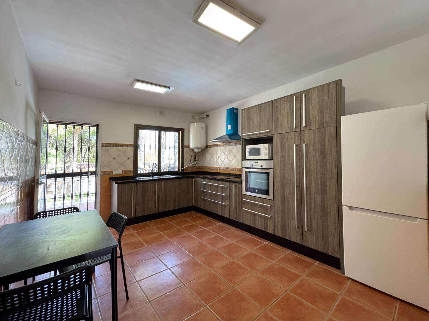 Villa en una sola planta con 3 dormitorios más apartamento de invitados. Mantenimiento del jardín y piscina incluido en el precio