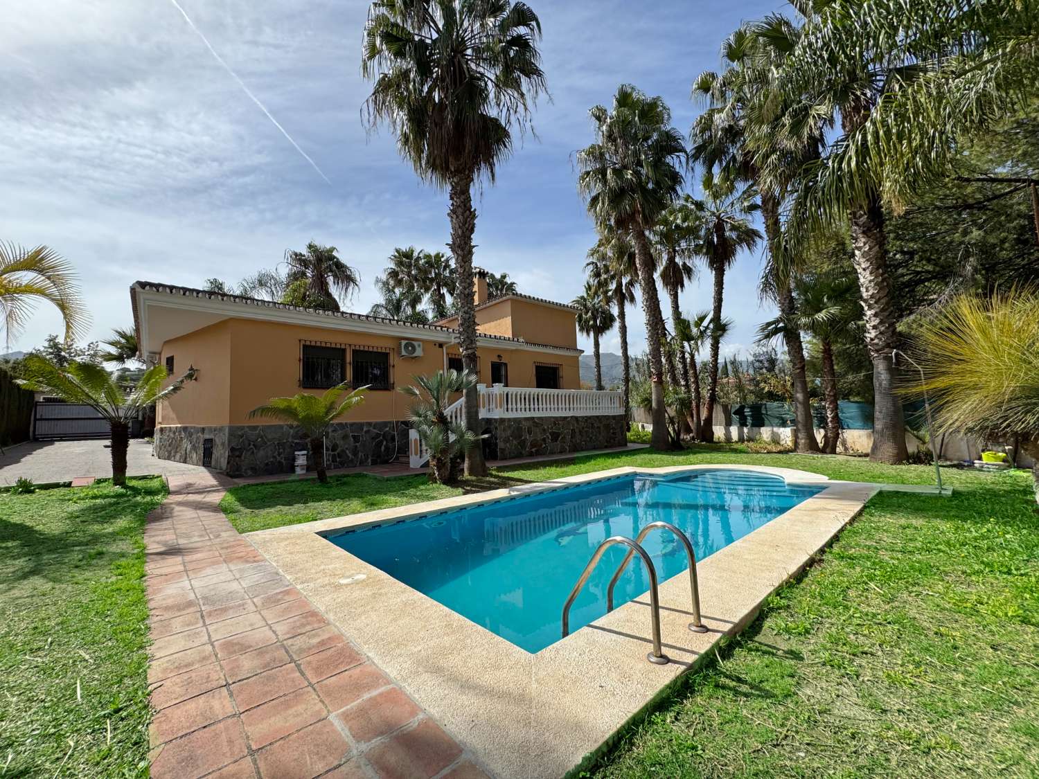 Villa en una sola planta con 3 dormitorios más apartamento de invitados. Mantenimiento del jardín y piscina incluido en el precio