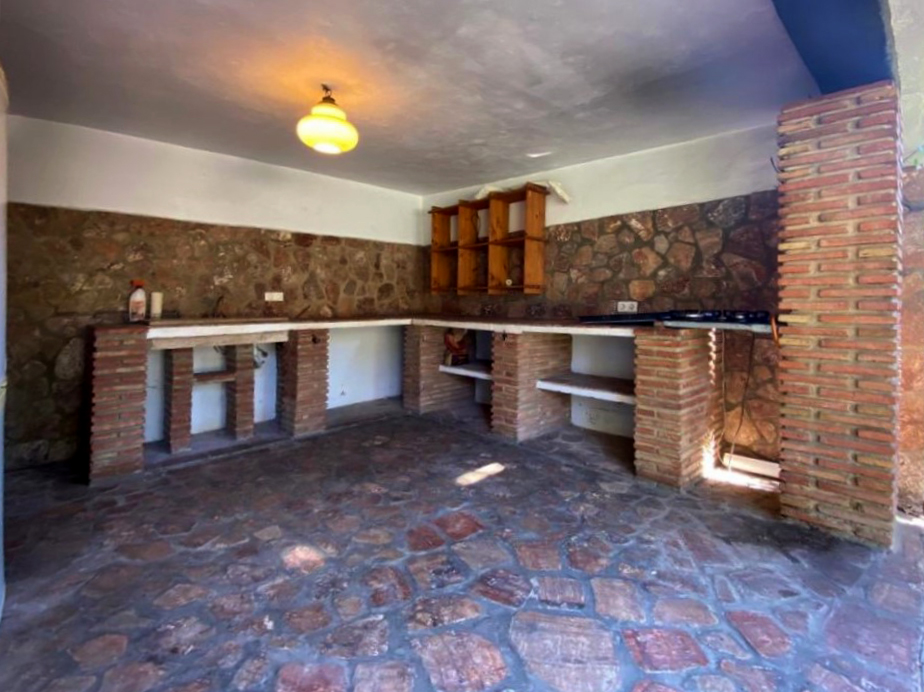 Villa en una sola planta con 3 dormitorios más apartamento de invitados. Mantenimiento del jardín y piscina incluido en el precio