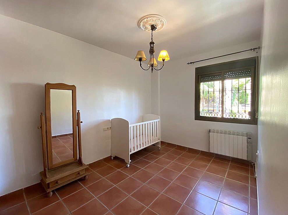 Villa en una sola planta con 3 dormitorios más apartamento de invitados. Mantenimiento del jardín y piscina incluido en el precio