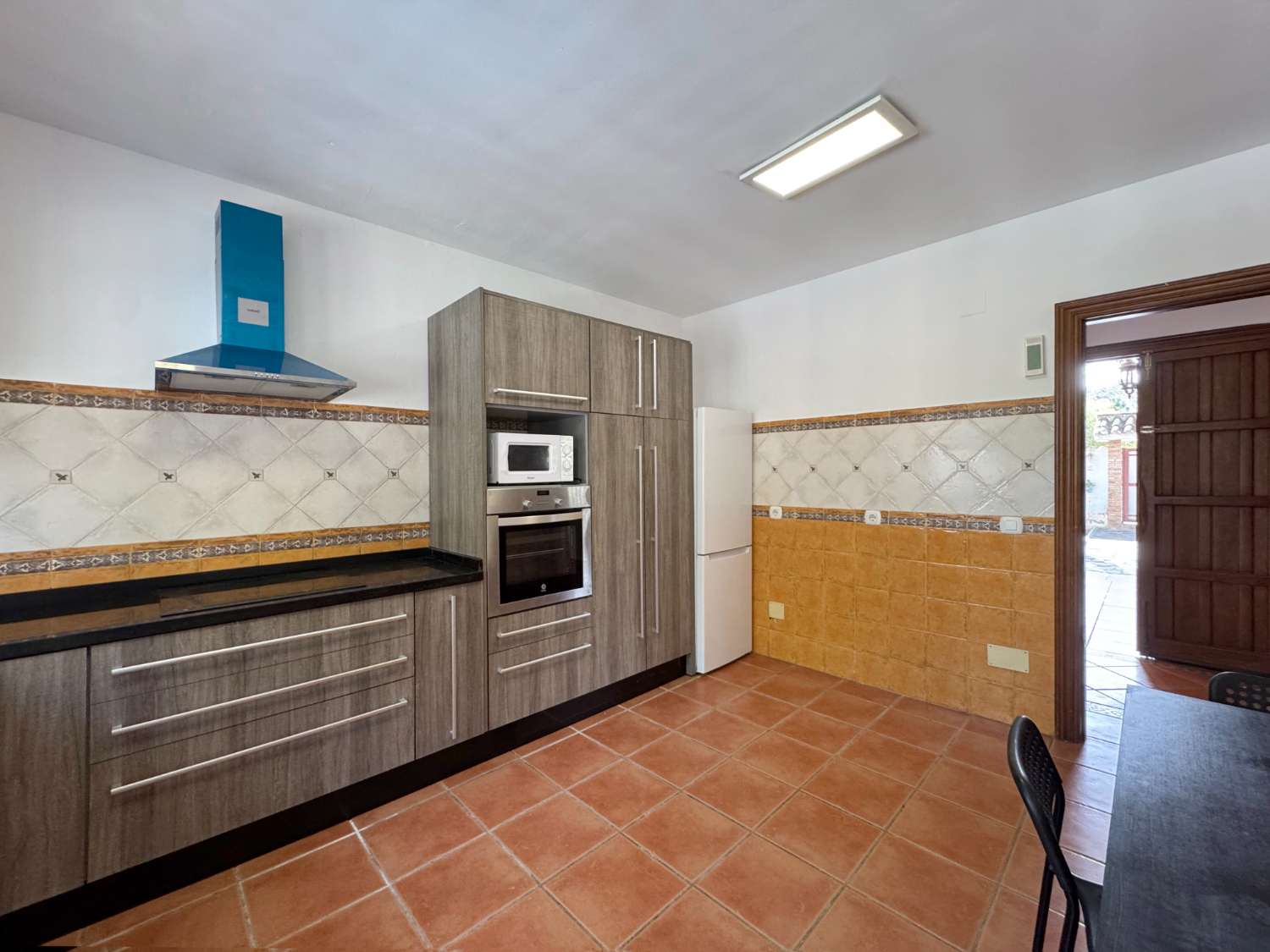 Villa en una sola planta con 3 dormitorios más apartamento de invitados. Mantenimiento del jardín y piscina incluido en el precio