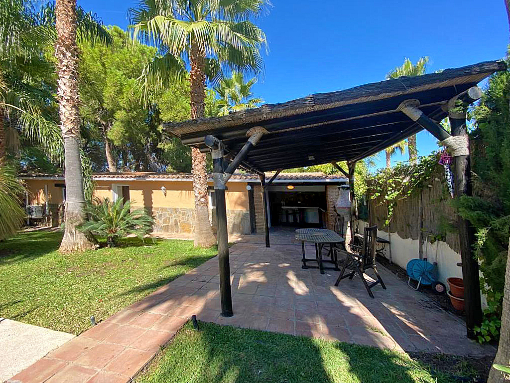 Villa en una sola planta con 3 dormitorios más apartamento de invitados. Mantenimiento del jardín y piscina incluido en el precio