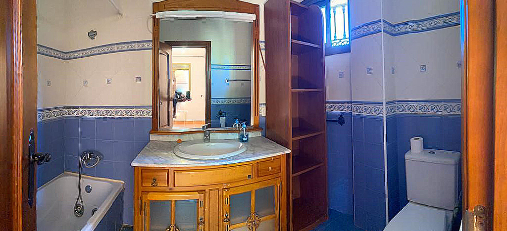 Villa en una sola planta con 3 dormitorios más apartamento de invitados. Mantenimiento del jardín y piscina incluido en el precio