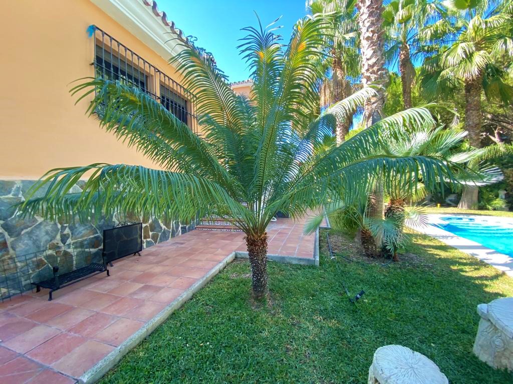 Villa en una sola planta con 3 dormitorios más apartamento de invitados. Mantenimiento del jardín y piscina incluido en el precio
