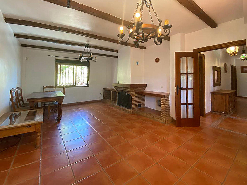 Villa en una sola planta con 3 dormitorios más apartamento de invitados. Mantenimiento del jardín y piscina incluido en el precio