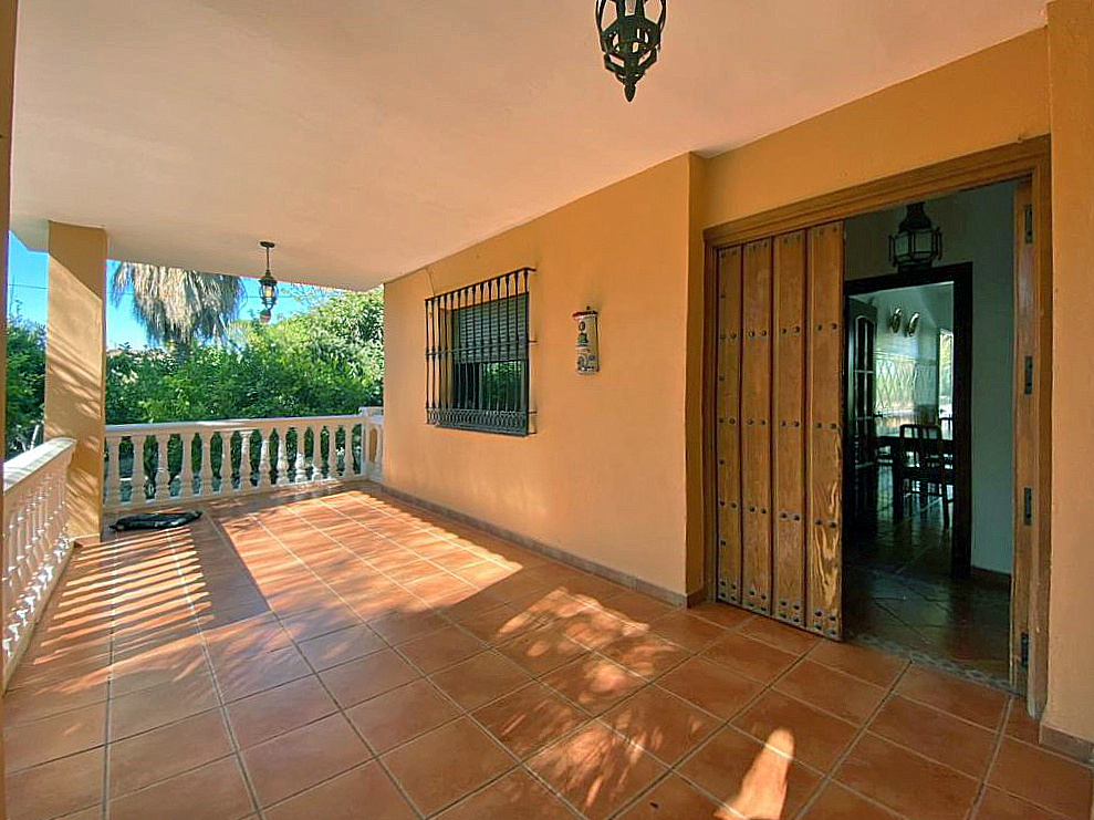 Villa en una sola planta con 3 dormitorios más apartamento de invitados. Mantenimiento del jardín y piscina incluido en el precio