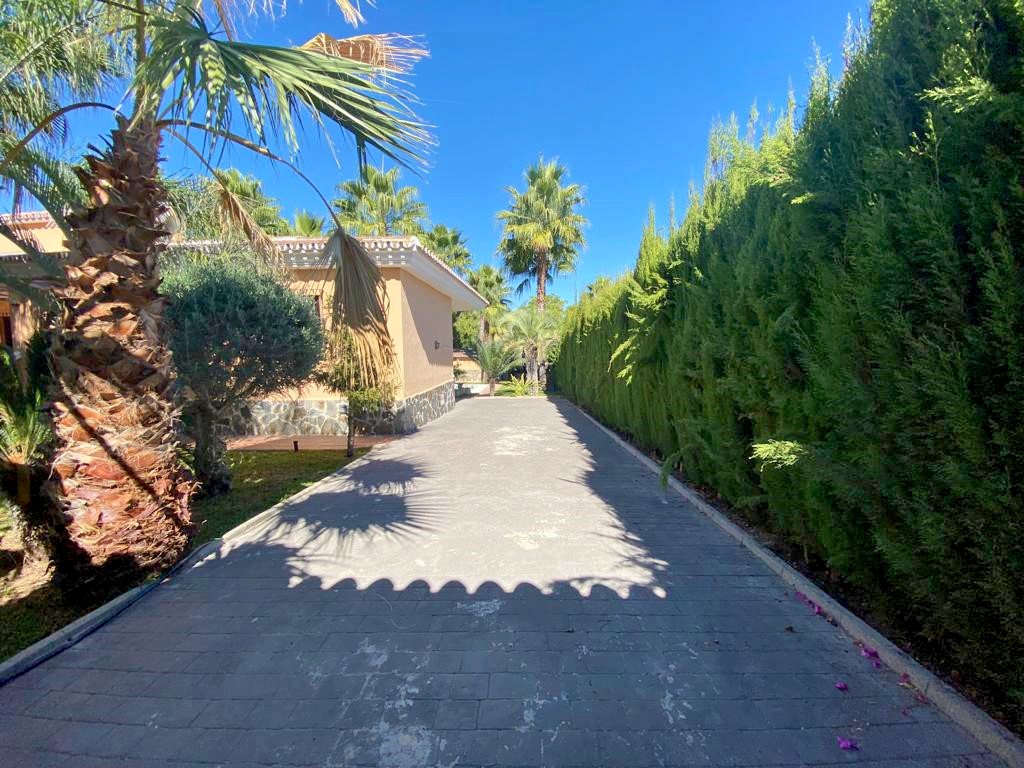 Villa en una sola planta con 3 dormitorios más apartamento de invitados. Mantenimiento del jardín y piscina incluido en el precio