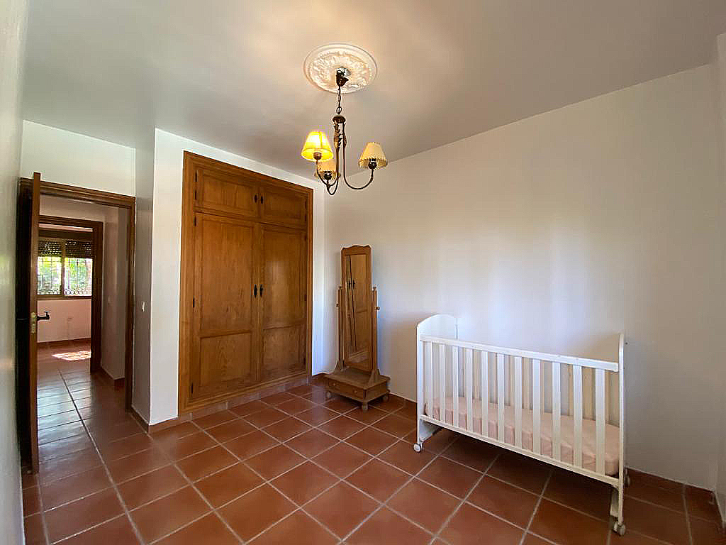 Villa en una sola planta con 3 dormitorios más apartamento de invitados. Mantenimiento del jardín y piscina incluido en el precio