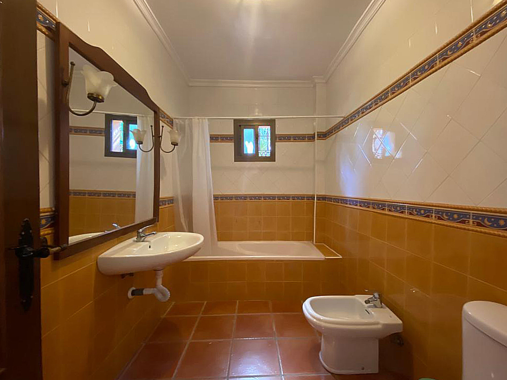 Villa en una sola planta con 3 dormitorios más apartamento de invitados. Mantenimiento del jardín y piscina incluido en el precio