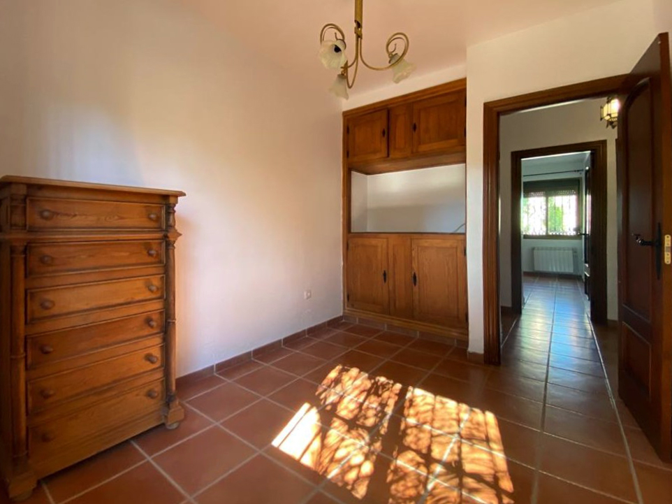 Villa en una sola planta con 3 dormitorios más apartamento de invitados. Mantenimiento del jardín y piscina incluido en el precio