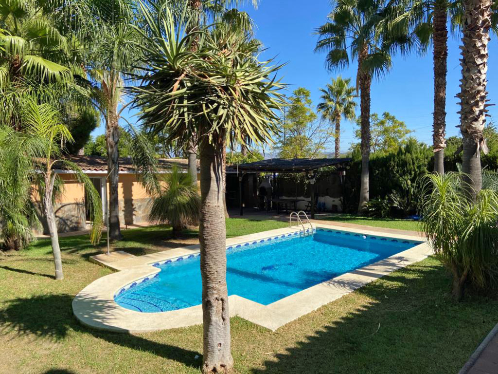 Villa en una sola planta con 3 dormitorios más apartamento de invitados. Mantenimiento del jardín y piscina incluido en el precio
