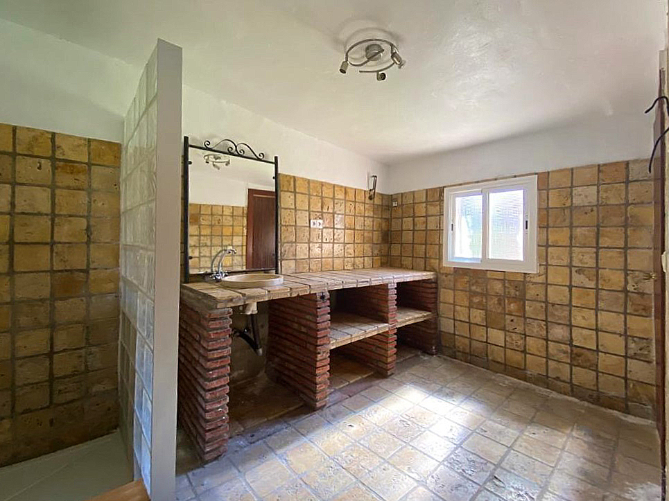 Villa en una sola planta con 3 dormitorios más apartamento de invitados. Mantenimiento del jardín y piscina incluido en el precio