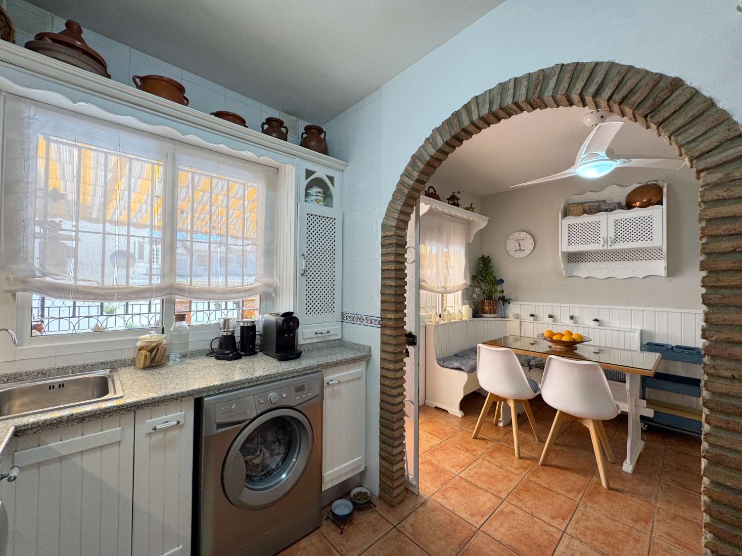 Impecable chalet adosado con gran terraza, sótano, 2 plazas de garaje y 2 piscinas comunitarias.