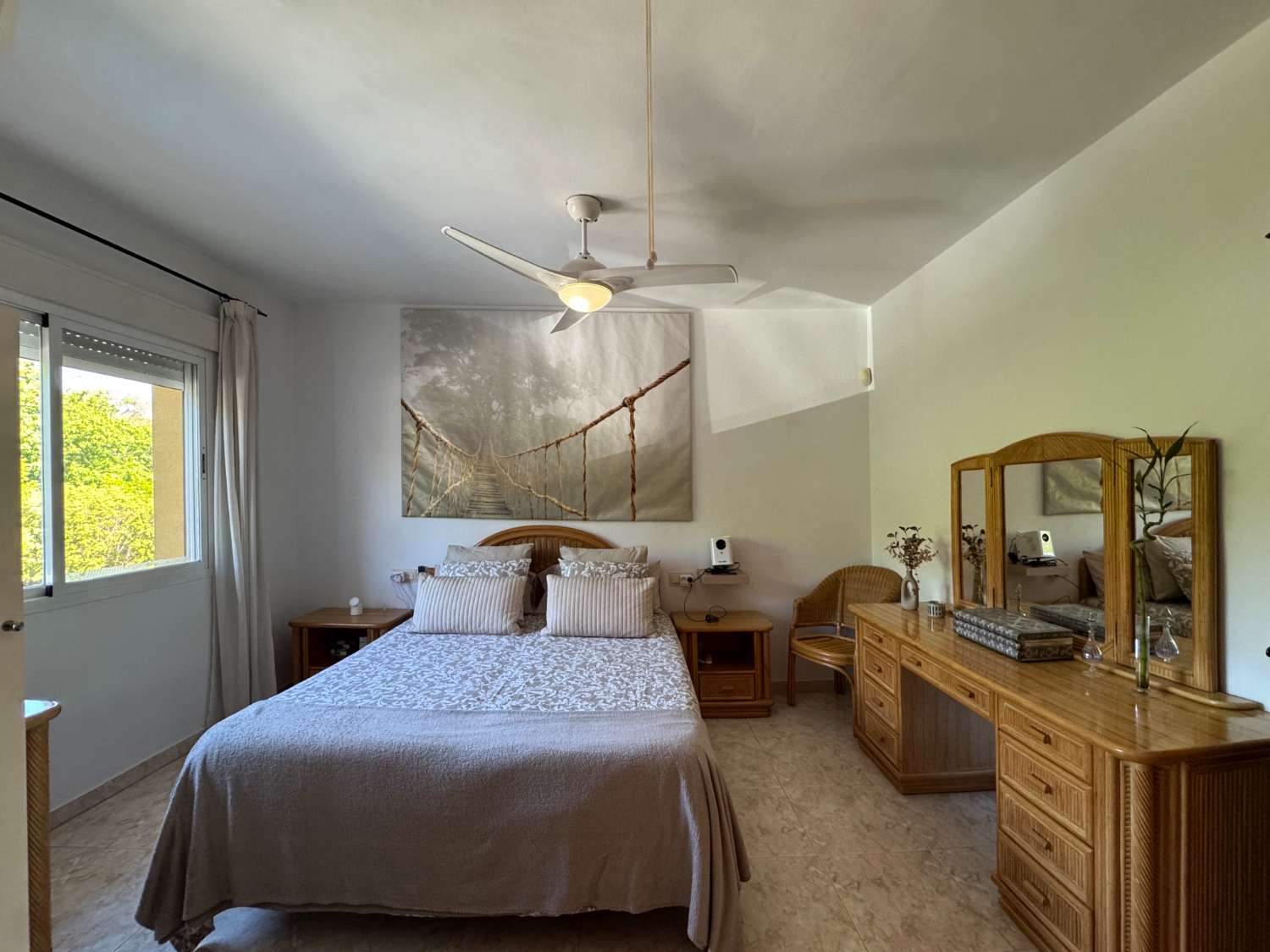 Impecable chalet adosado con gran terraza, sótano, 2 plazas de garaje y 2 piscinas comunitarias.